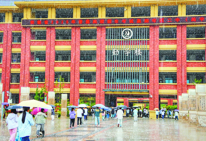 安徽巢湖6900餘名學子冒雨赴考  多方護航青春夢想