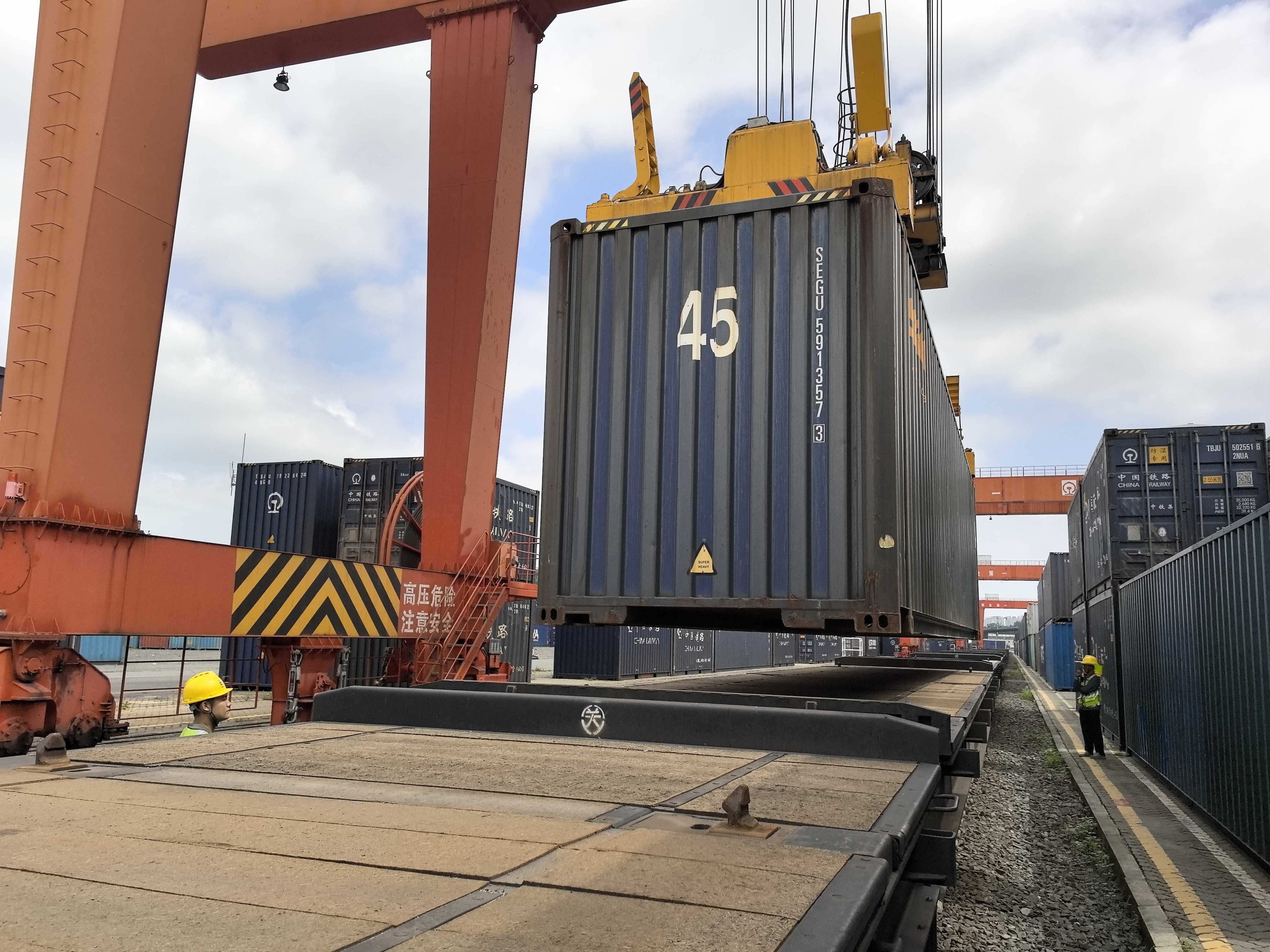 大灣區開出首趟「內陸堆場+站內專列」模式汽車鐵海聯運班列 