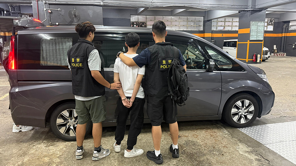 警破葵涌毒品儲存倉 拘一男檢100萬元毒品