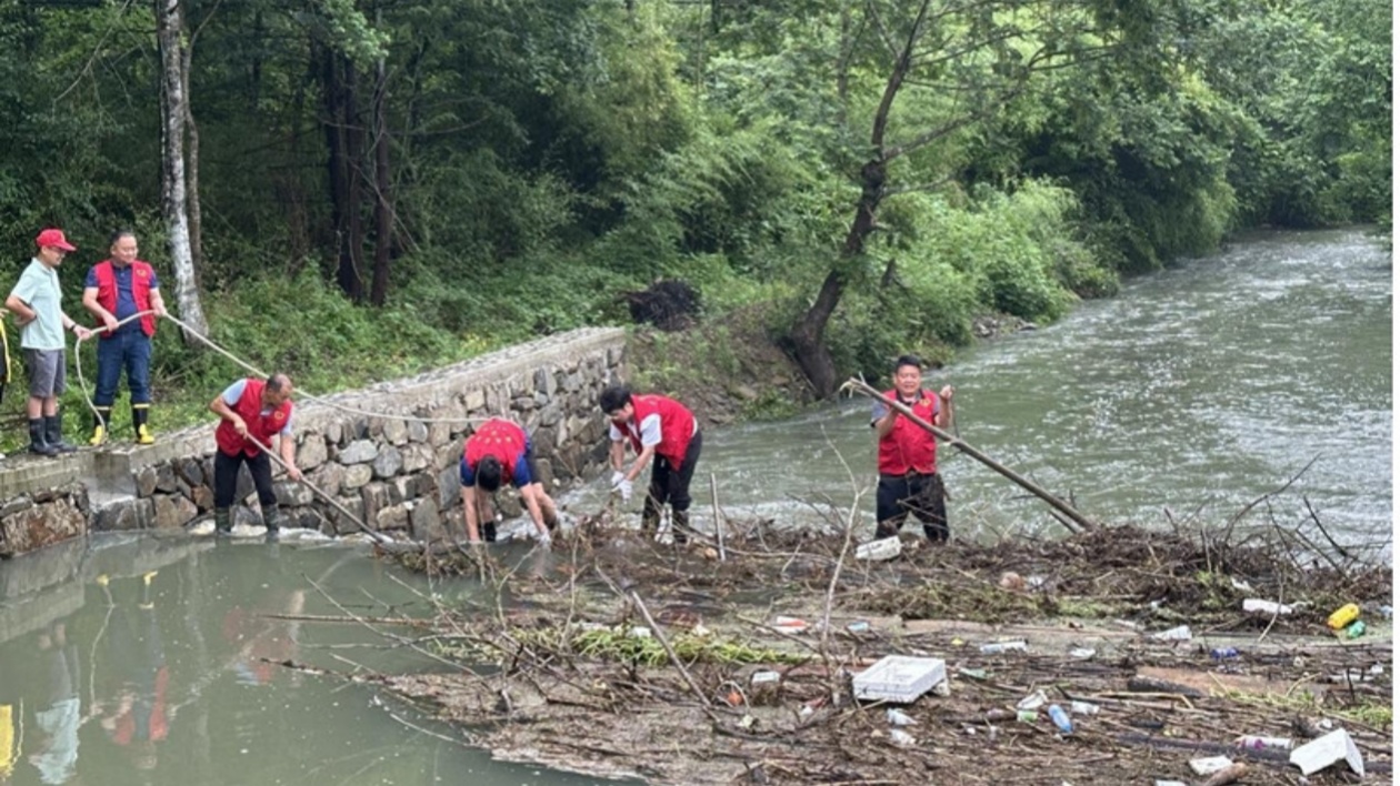 皖黟縣柯村鎮：黨員幹部帶頭奮戰清淤一線