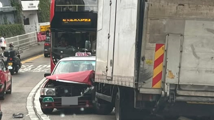 藍田連德道貨車逆線撞的士 2人受傷送院治理