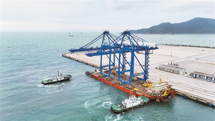 超大號「抓娃娃機」小漠港上崗