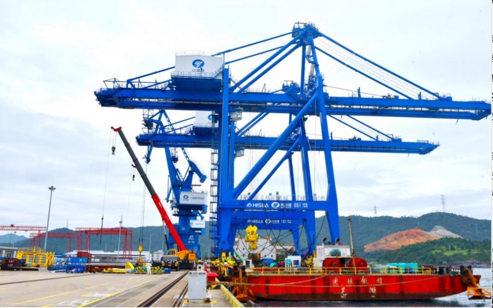 小漠港添「硬核」裝備  首批岸橋設備助力智慧港口建設