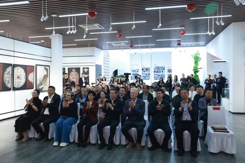 俄羅斯藝術家庫茲明內赫中國首次個展在佳木斯市東龍書畫院開幕