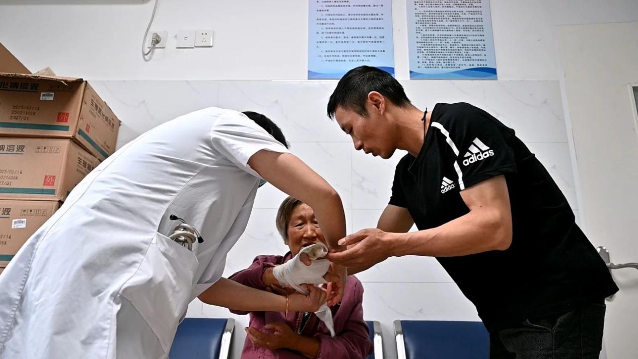 祁門公安鐵騎雨幕疾馳！蛇傷患者與生命競速