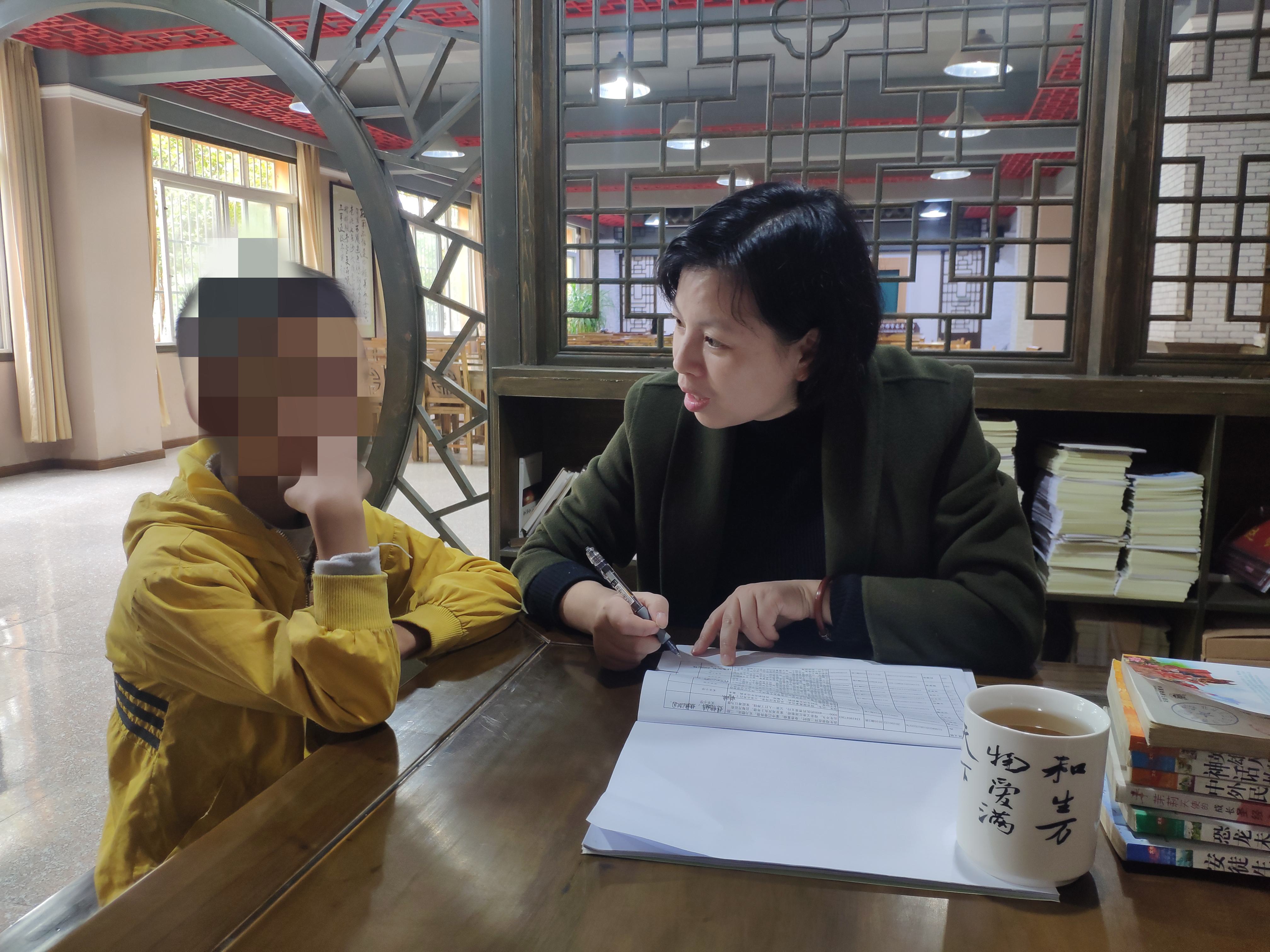 「不讓一個學生因貧失學」 四川什邡織密教育資助網點亮學子求學夢