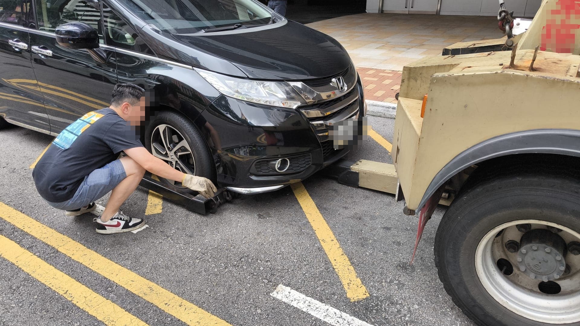 警方灣仔打擊交通違例 發437張告票