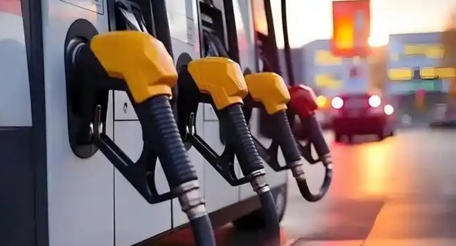 國內成品油價今晚上調，加滿一箱油多花10元