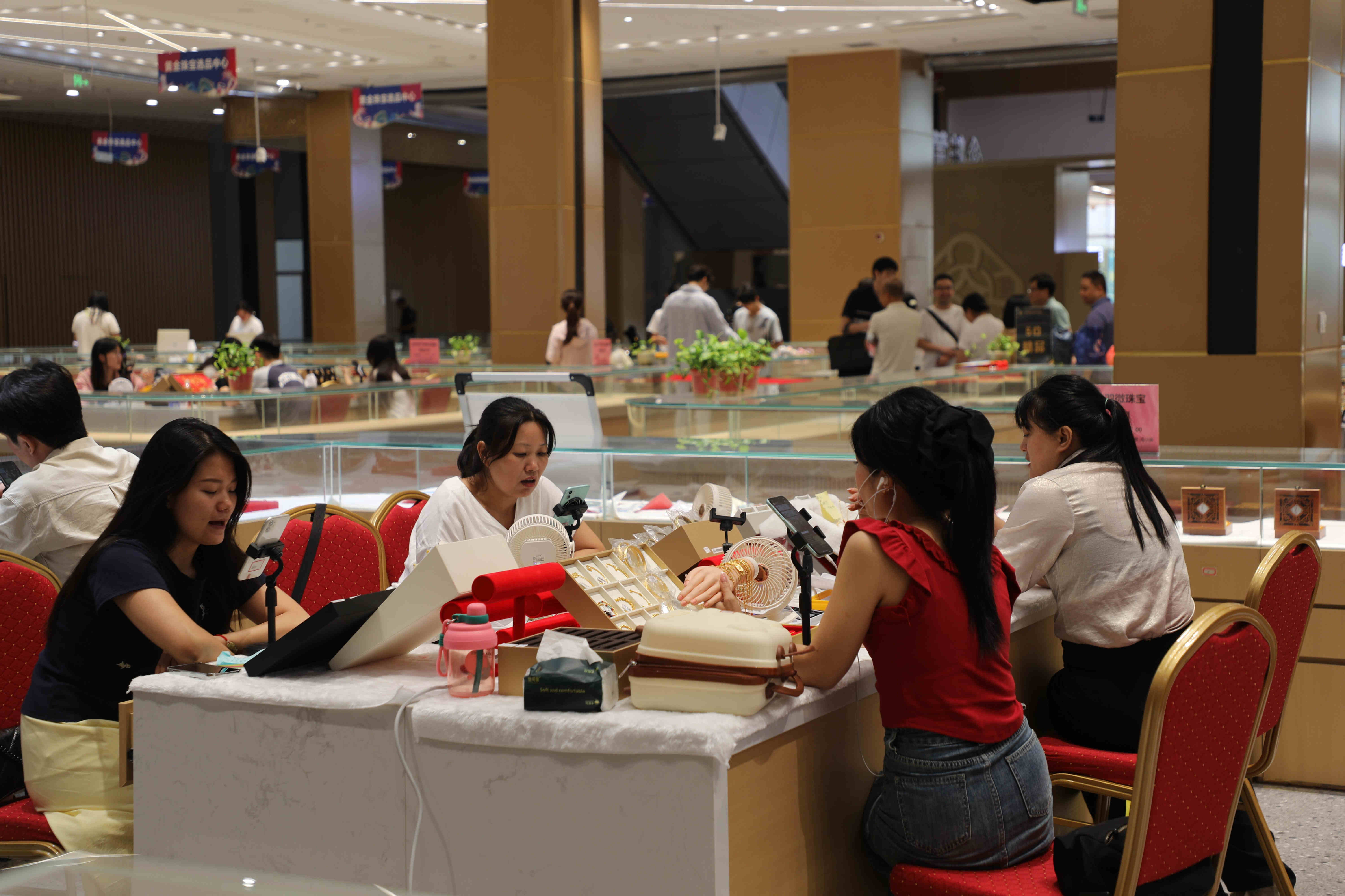 桂賀州平桂區：「產業帶+直播」助黃金珠寶熱銷雲端