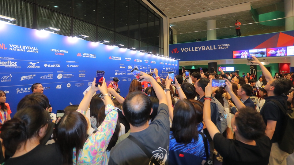 有片｜中國女排有求必應 自拍、簽名令球迷瘋狂