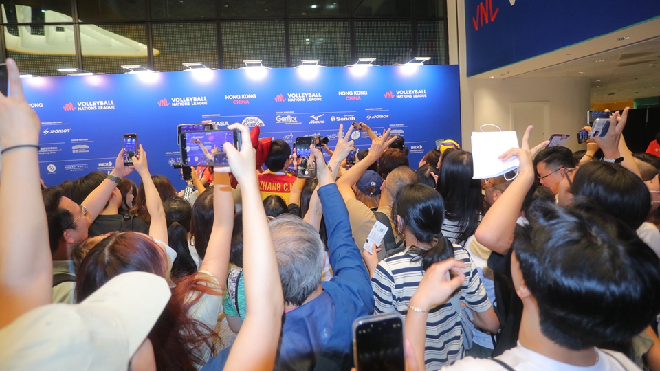 有片｜中國女排3:1擊敗捷克 贏得開門紅 球迷激動等互動