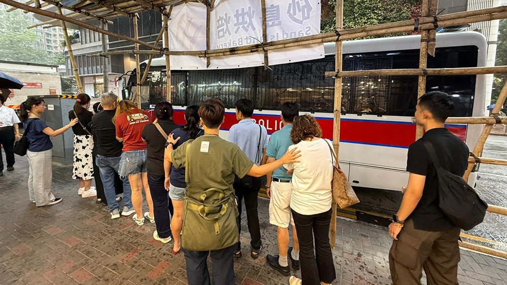 警方觀塘破麻雀賭檔 拘捕9名男女