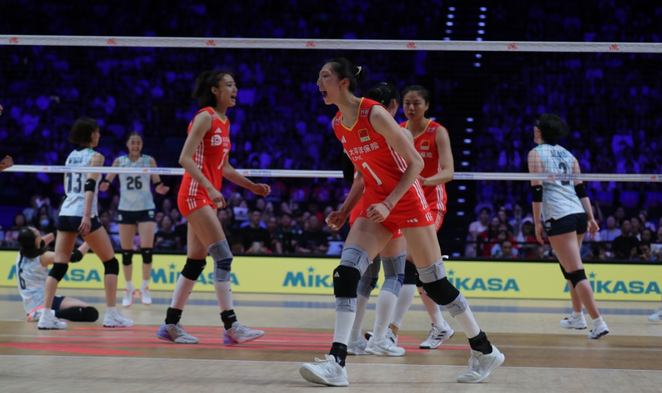 有片丨吳夢潔第4局獨取10分奠勝倒地 主教練趙勇目瞪口呆