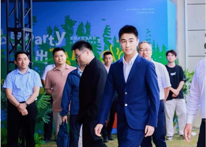 「賭王」之子何猷君收購王思聰旗下企業，接盤後前往山東參加活動