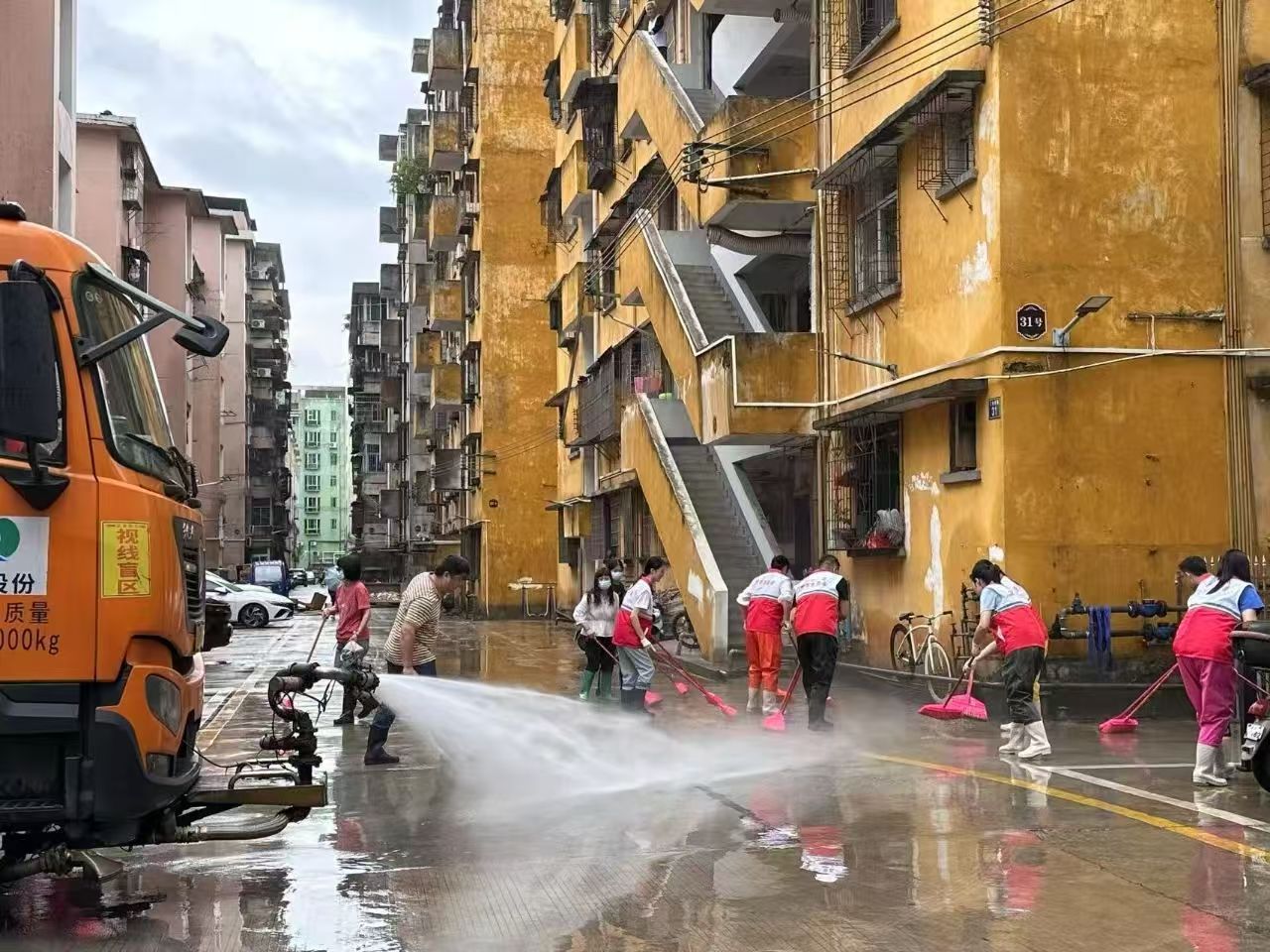風雨踐初心，泥濘顯擔當！這樣的幹部我們信得過！