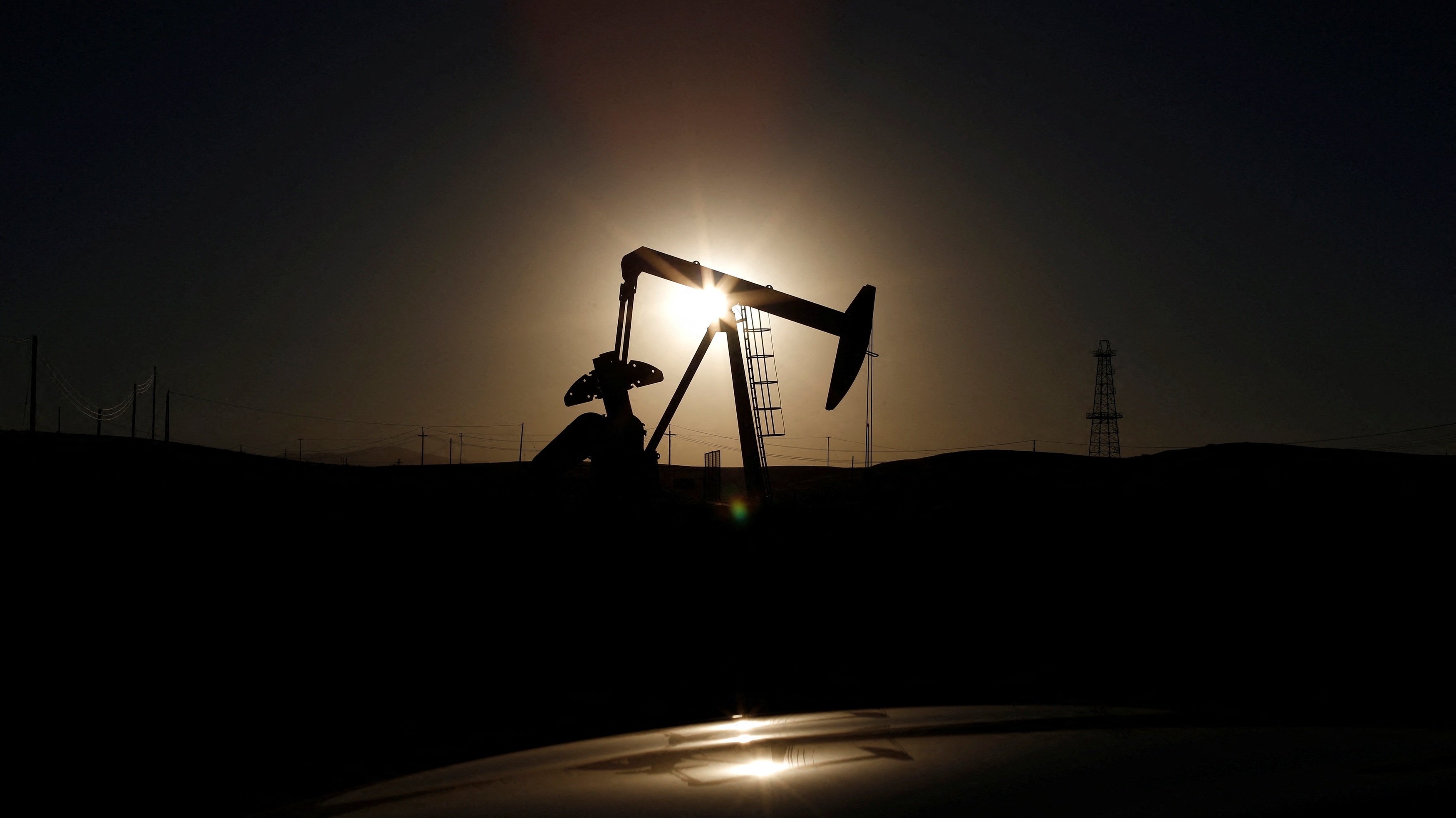 原油價格暴跌 油氣股重挫 航空股受益上揚