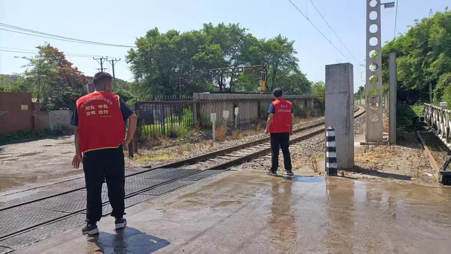 哈市香坊區二三五處社區開展鐵路護路巡查活動築牢安全防護牆
