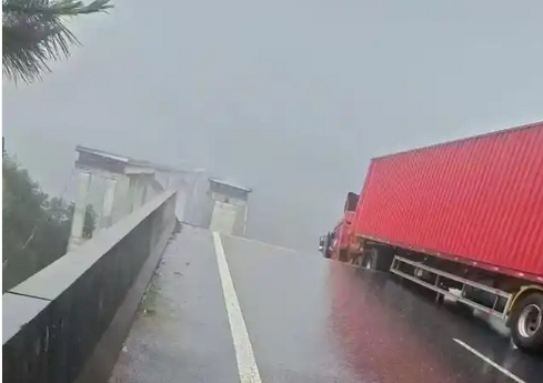 貴州一高速橋垮塌 貨車驚險懸空刹停 無人死