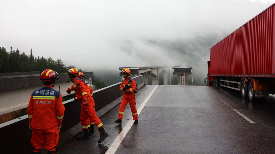 有片｜貴州高速大橋垮塌 貨車車頭懸空 司機獲救