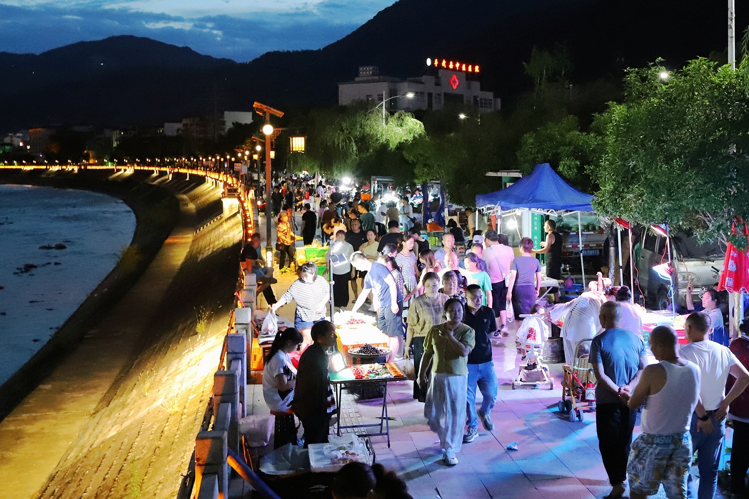 四川平武「清涼經濟」升溫  江邊夜市激發消費新活力