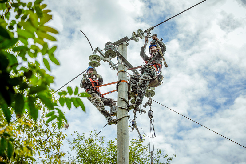 皖祁門縣：挺進「孤島」 渡河搶修保供電