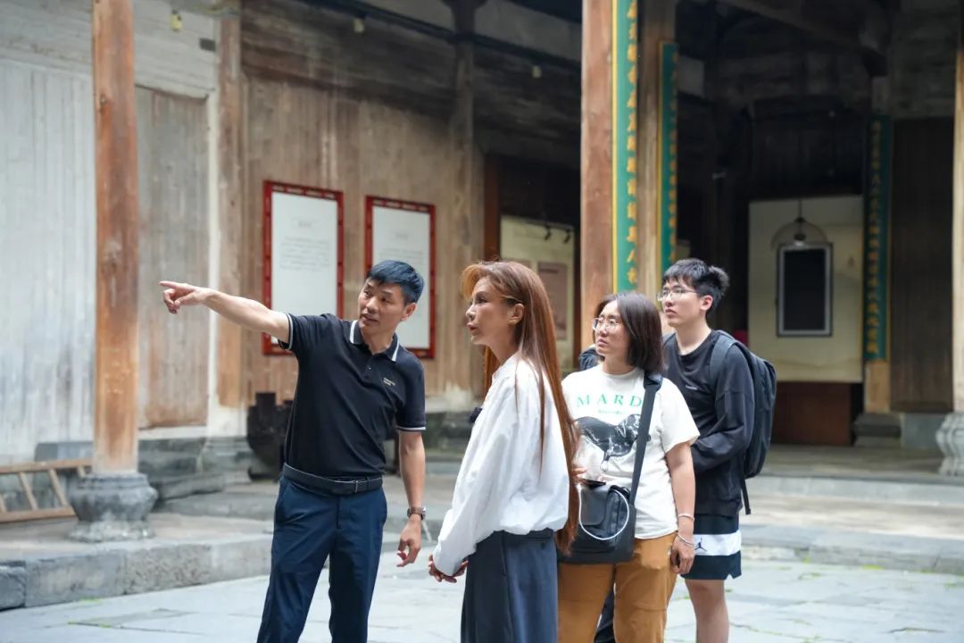 在黟縣  央視著名主持人朱迅發了3條短視頻