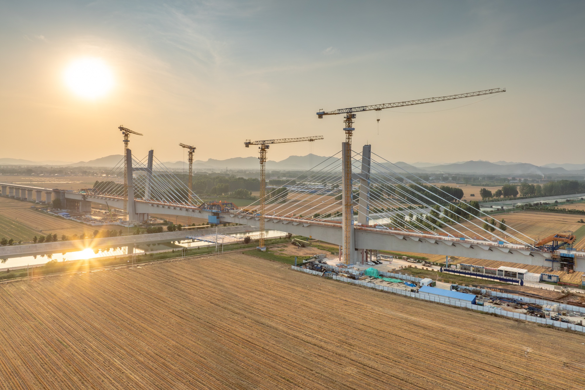 雄忻高鐵跨南水北調矮塔斜拉橋成功合龍