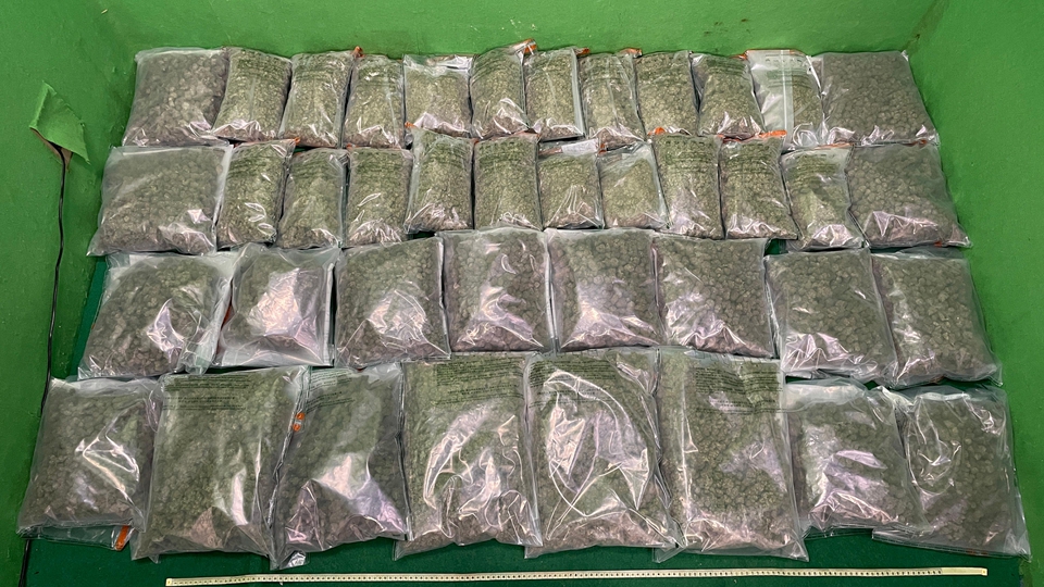 行李藏約15公斤懷疑大麻花 海關機場拘捕35歲男旅客