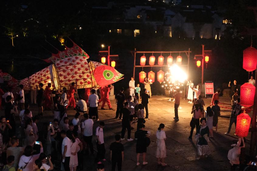 皖徽州區：日賞荷花夜看燈 多彩文旅迎客來