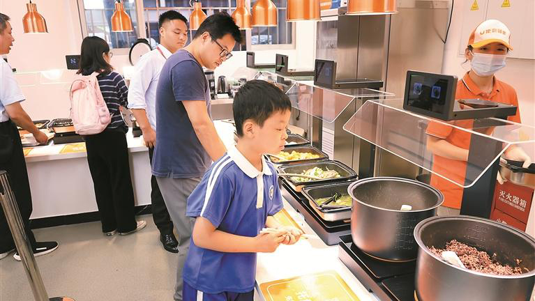 數碼化加持 深圳人吃飯變簡單了！社區居民吃定社區食堂