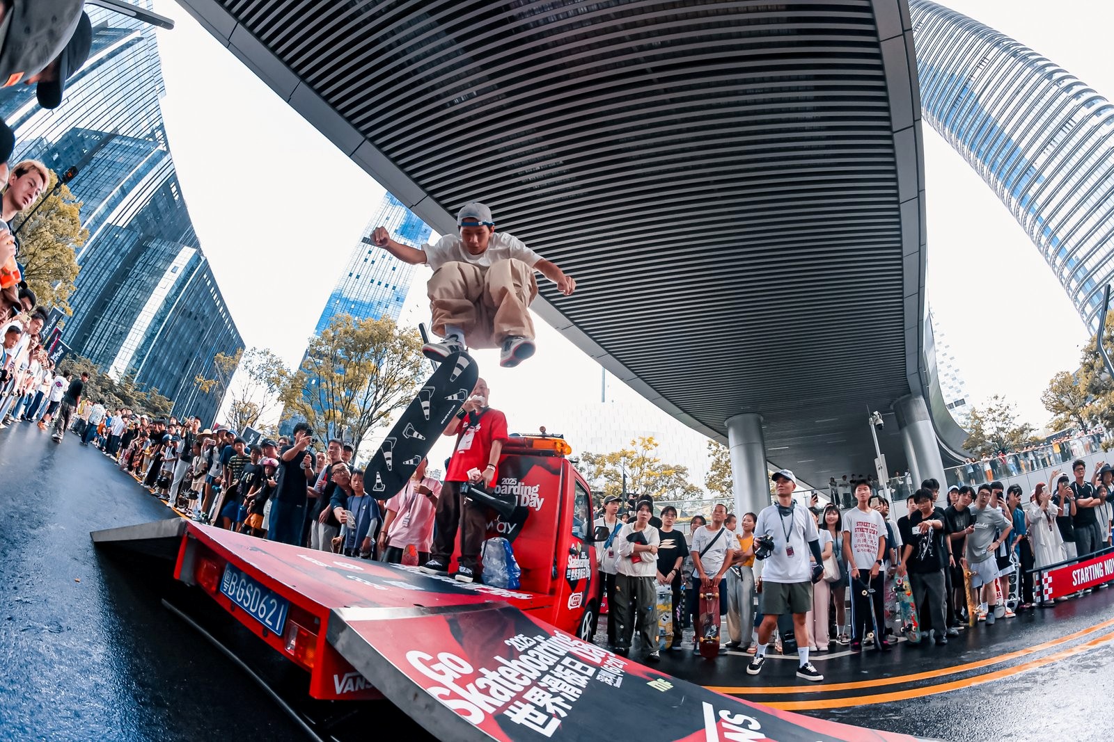 1500位滑板高手齊聚深圳龍崗 坂田雙子塔上演雨中「飛人」