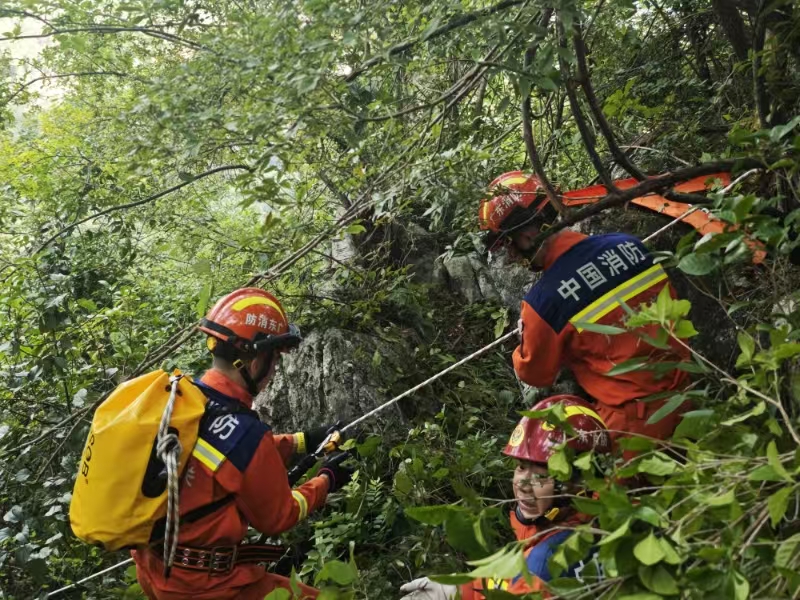 90°絕壁上的生死接力：消防員用身體為重傷者鋪就生命通道！
