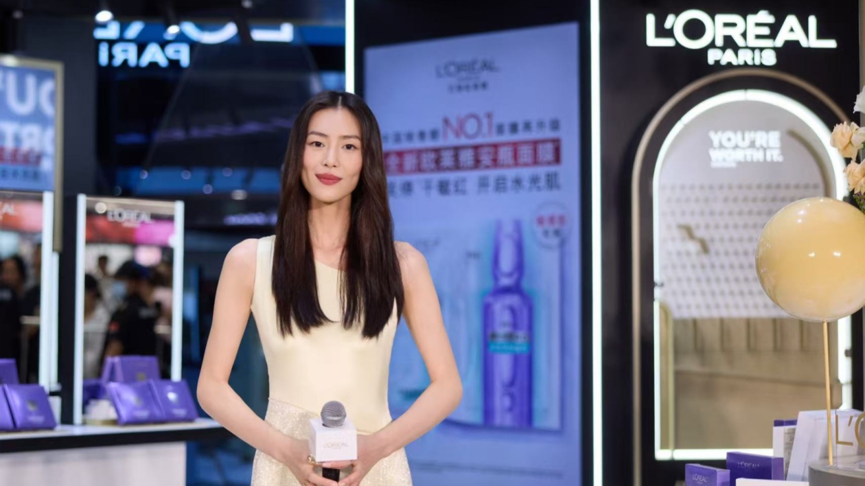 巴黎歐萊雅面膜美發代言人劉雯驚喜亮相哈爾濱哈西萬達線下活動