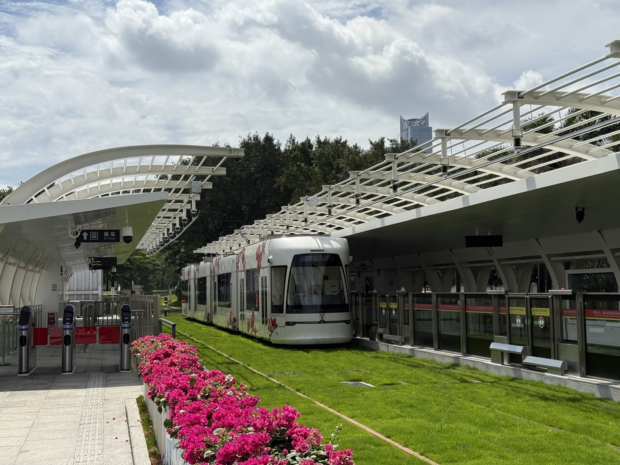 地鐵新線開通首日客流平穩廣州海珠有軌電車新廣州塔站7月1日正式啟用