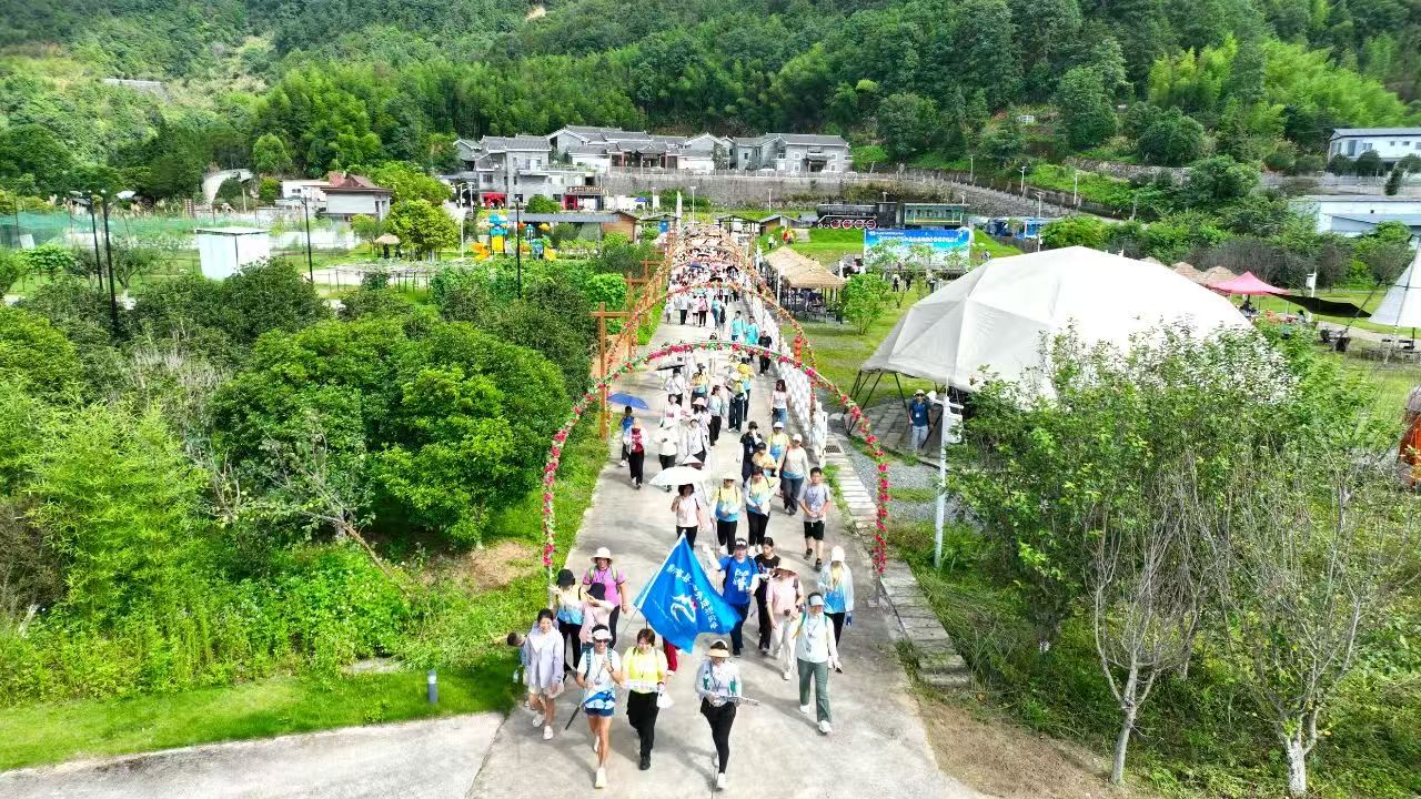 觀雲海、賞非遺！超200人在廣東新豐大風門體驗徒步與文化交融之旅