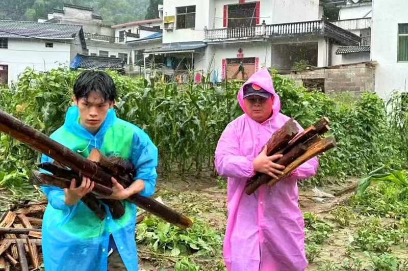 吳學清：胸佩黨徽「黃騎士」 平凡崗位踐初心