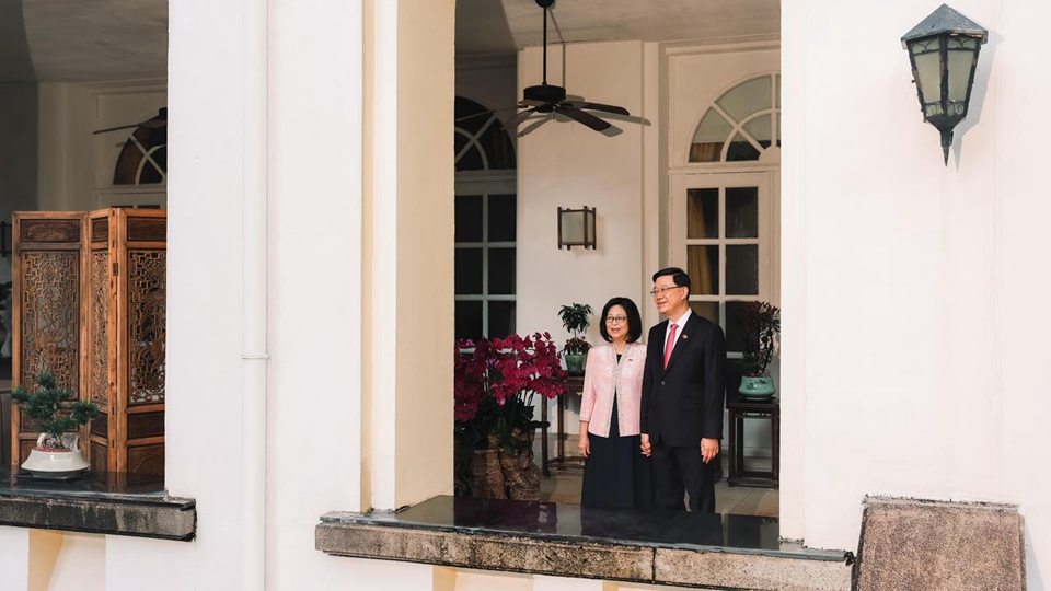 李家超發文感謝太太：就任行政長官3年來 始終握手如初