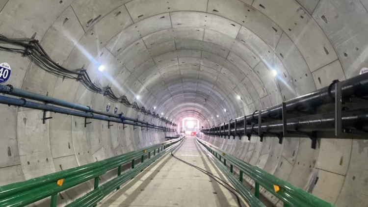國內首條下穿兩條機場跑道盾構隧道正式貫通