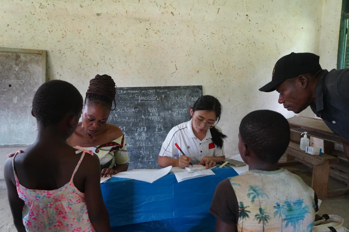 深圳90後醫生援非：從死神手中奪回重症孩子