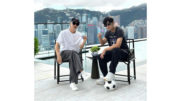 周杰倫維港同周星馳飲茶 腳踩「少林足球」引猜測
