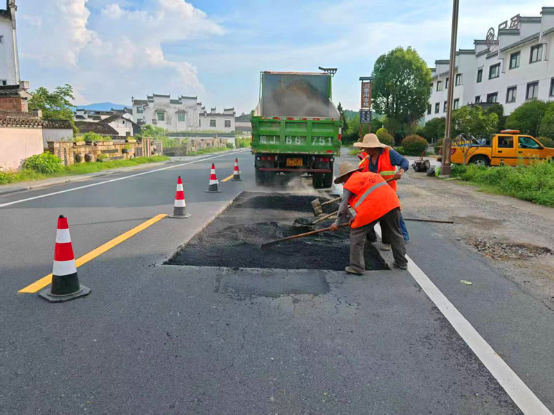 皖黟縣公路：全面加強夏季高溫公路養護管理工作