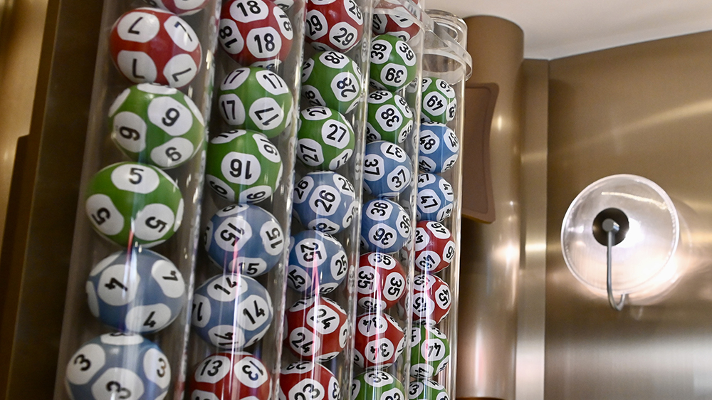 今晚第072期六合彩頭獎懸空 下期多寶1996萬元