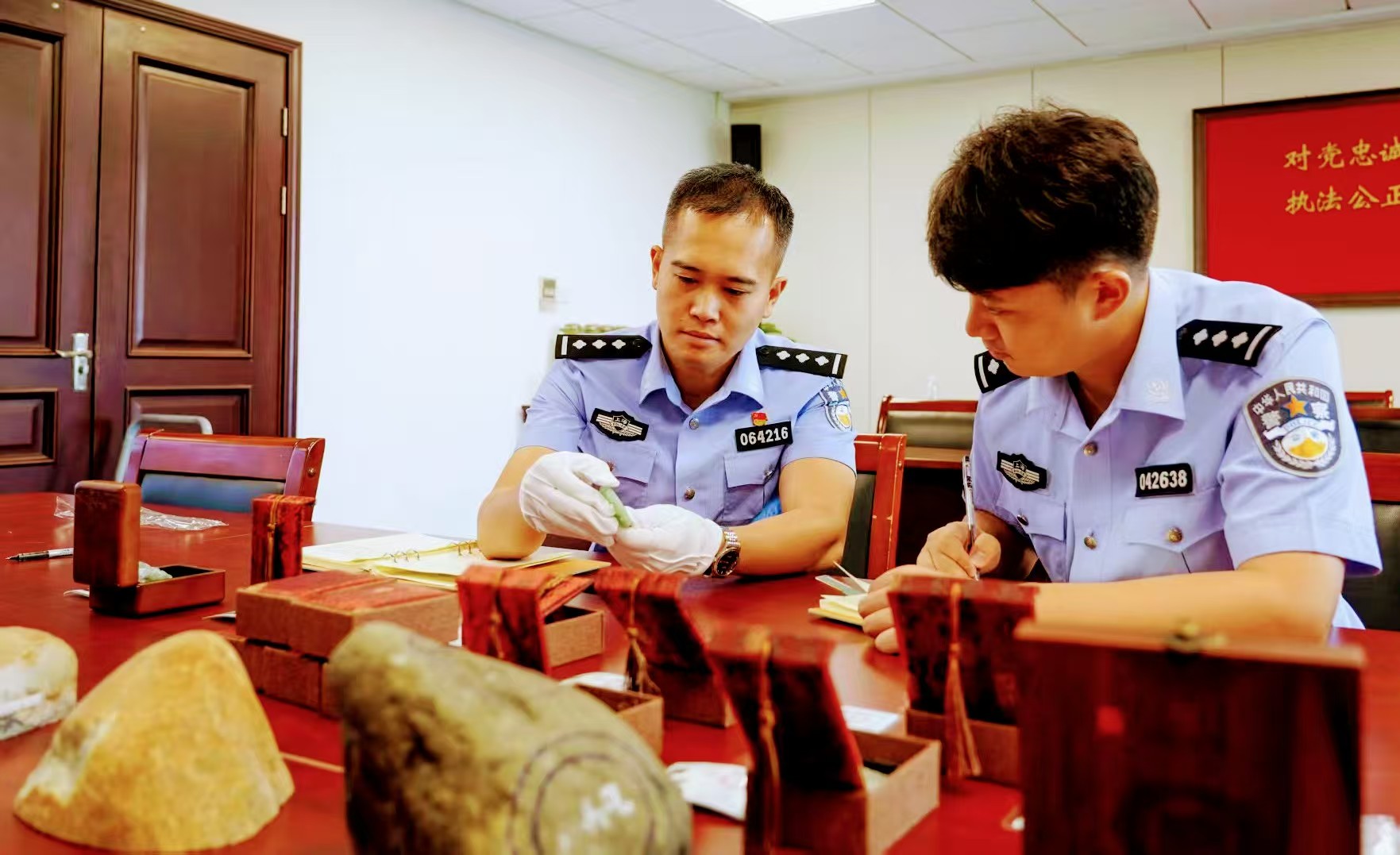 「瘋狂的石頭」真能「一本萬利」？閔行警方破獲直播玉石詐騙案