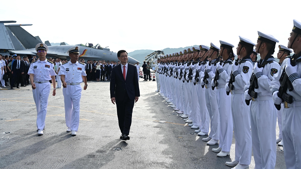 有片｜李家超登山東艦親身體驗國家現代化軍艇 感受軍隊專業優秀