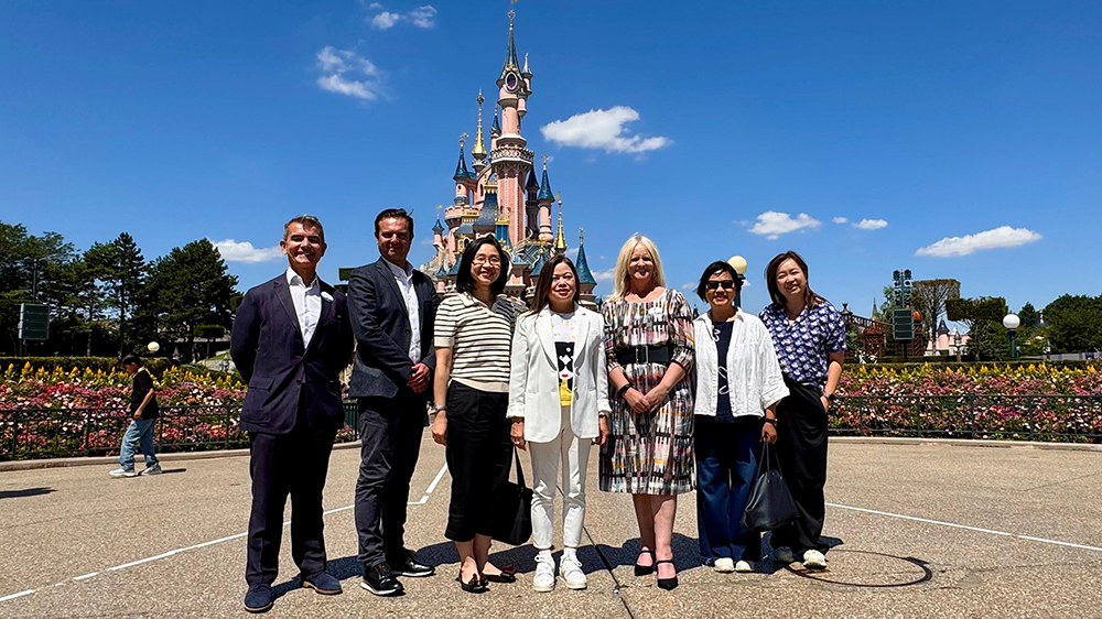 羅淑佩展開訪問法國行程 參觀巴黎迪士尼樂園