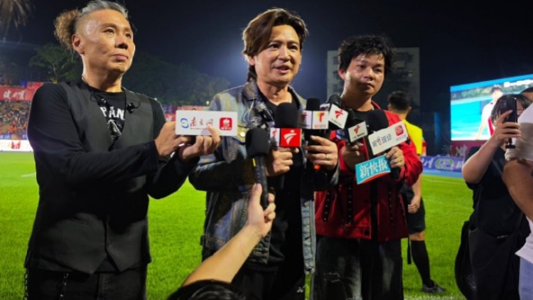 BEYOND樂隊成員葉世榮現身佛山「西甲」