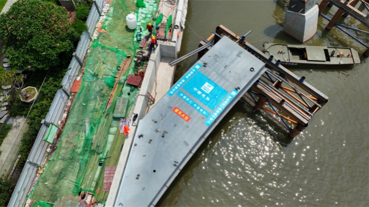 海珠涌人行橋首吊鋼梁成功架設 預計8月底貫通