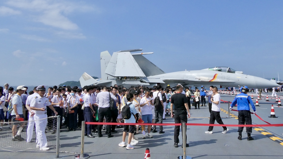 央視：兩艘航母首次對公眾開放都在香港 向世界展示維護地區和平穩定能力