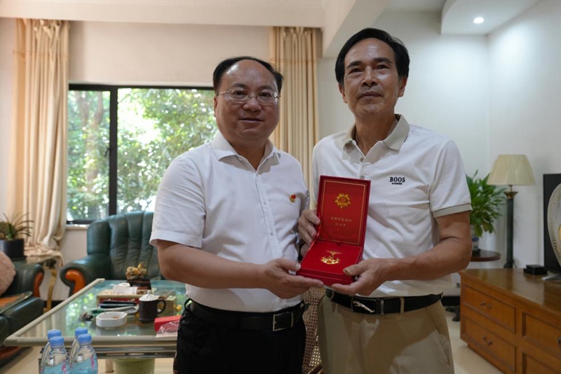 湖南大眾傳媒職業技術學院開展「七一」走訪慰問活動