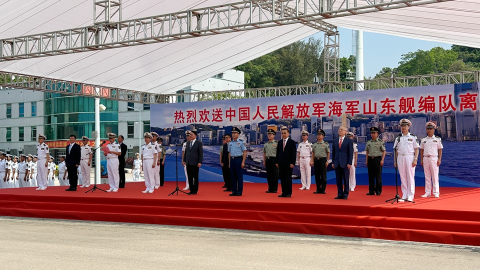 多圖｜山東艦航母編隊離港 駐港部隊官兵及學生代表在碼頭送行